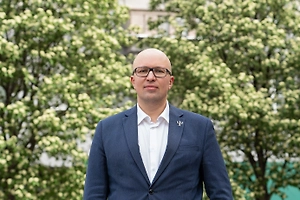 Где-то развалился брак, кто-то изменил, семья показана неидеальной — всё, саблезубый тигр уже выпрыгнул из кустов, и племя орёт про опасность.