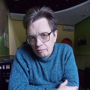 Когда человек падает, он выставляет руку вперёд, раскрытая ладонь, удар приходится на основание большого пальца. А так как она уже старенькая, у неё остеопороз, кальция не хватает, косточки хрупненькие — вот всё и ломается.