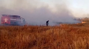 В огненном кольце оказались водители на трассе Оренбург — Орск, где пламя приближается к дороге