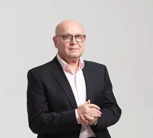 Самый основной и опасный яд, который вырабатывается в безвоздушной среде, когда банка закрыта герметично, — это ботулотоксин. Ботулизм поражает нервную систему. Далее у нас идут кишечные палочки, сальмонеллы, стафилококки. Они появляются, если не соблюдаются санитарные нормы. Это вызывает острое пищевое отравление или токсикоинфекцию. Икра, конечно, вкусная и полезная, но если она сопряжена с вышеперечисленными опасностями, то может вызвать тяжелейшие отравления вплоть до смертельных исходов. Особенно страшен ботулизм.