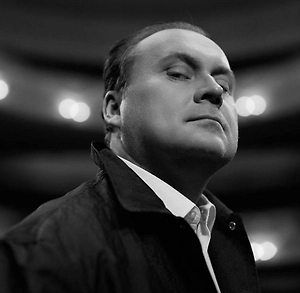 Если Тимати считает, что в отношении него незаконно собирают или распространяют сведения о частной жизни, я бы рекомендовал обратиться в полицию и попросить провести проверку на предмет состава по ст. 137 УК РФ — «Нарушение неприкосновенности частной жизни»