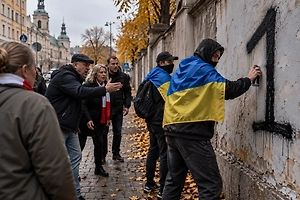 Украинские сторонники УПА* оставляют нацистские надписи в польских городах