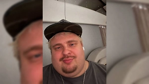 Егор Крид обиделся на звание «‎скуфа» и забросал фанатов снимками, один — ИИ 