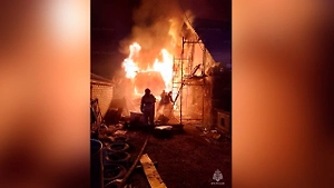 Три человека погибли при пожаре в частном доме в Алейске Алтайского края