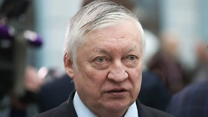 «Это безобразие»: Карпов резко оценил решение FIDE по российским шахматистам