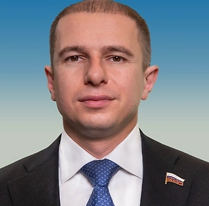 Учитывая, что этот человек сделал много ошибок в жизни, за что был осуждён, то, конечно, он мог бы поехать и принести пользу стране на линии боевых действий. Я считаю, что искупить вину, наверное, нельзя, но хотя бы какой-то шаг в этом направлении сделать стоит. То, что он совершал тяжкие преступления, — это неискупаемо ни перед Господом, ни перед страной.