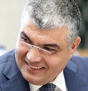 Пожилые люди, люди со слабым зрением, покупатели с детьми — все они должны иметь возможность быстро понять, сколько денег они заплатят на кассе. Ценник, где крупно написано «50 рублей за 100 граммов», а мелко — «300 рублей за упаковку», вводит в заблуждение.