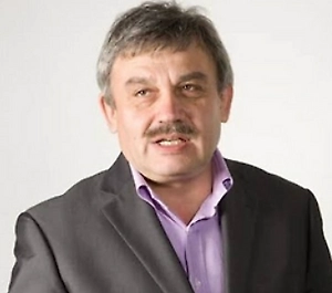 Педагог имеет право вообще не участвовать в родительском чате, это вообще не его история. Вся эта договорная история может быть только интеллигентной: или люди договариваются, или нет, или отключают свой чат. Но понимаете, школа — это в каком-то смысле очень семейная история. Тут по идее все должны как-то договариваться и уважать друг друга.