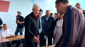 Собянин сыграл в шахматы с Карякиным на марафоне «Сила России»