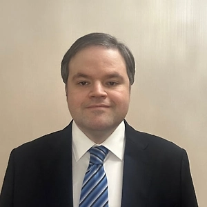 Многие действительно смотрят только на цифру в трудовом договоре, а реальная «стоимость» часа труда часто оказывается ниже — потому что мы тратим на работу не только официальные рабочие часы, но и личные ресурсы