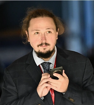 Я думаю, что я бы ввёл налог для людей, кто весит больше 200 кг. Это более действенная мера — стимулировать людей финансами оплачивать подобные излишества. Потому что в действительности вся система наша не предназначена для этого. И то, что сегодня люди не будут бояться еды, думая, что им поможет чудо-укол или чудо-операция — в действительности это всё равно временная мера. Основное — это изменение всего жизненного процесса.