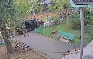 Опубликовано видео начала перестрелки между представителями СБУ и ГУР Украины