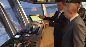Путин осмотрел новый рыболовный траулер «Капитан Юнак» во Владивостоке
