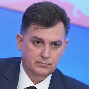 Они конкуренты. Каждый пытается и выслужиться, и получить какой-то дополнительный пряник. В конце концов конфликт погасят кураторы извне, у каждого ведомства есть свои. В первую очередь там найдут общий язык и скажут: «Ладно, всем сидеть тихо и не устраивать позорище». Конечно, любви взаимной у них нет, это не секрет. Это говорит о том, насколько «едина» Украина и насколько «едино» управление.