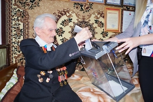 100-летний ветеран Великой Отечественной войны проголосовал на выборах в ЛНР