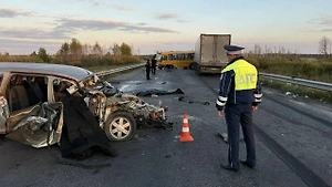 Три человека погибли в ДТП с детским автобусом и фурой на Урале