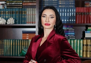 Места женщине рядом с ним в принципе нет. Она может быть лишь аксессуаром или, скажем так, маткой, которая рожает детей — человеком-функцией. Возможно, это какая-то картинка: «Я иду, и рядом со мной красивая женщина». Это опять же делается для себя, как некая витрина.