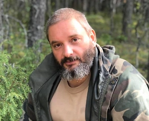Витамины вообще никак от вирусов не защищают. Это очень странная история, если их позиционировать как защиту. Витамины могут немножечко отрегулировать иммунитет, но вирусы тем и интересны, что они умеют справляться с любым иммунитетом. И поэтому чем сильнее иммунитет, тем на самом деле хуже с точки зрения симптоматики, потому что вирус всё равно тебя поразит, просто ты затратишь больше сил на борьбу с ним