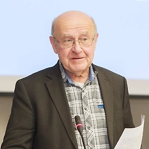 Что касается 23 сентября, это действительно астрономическая дата — равноденствие. Это тот момент, когда линия тени проходит в точности через полюс. И в Южном полушарии, и в Северном продолжительность дня и ночи одинаковая — по 12 часов.