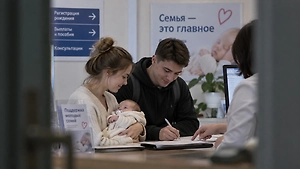В 15 регионах студентам начали платить от ₽200 тысяч за рождение ребёнка