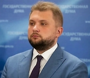 Первым делом нужно обратиться в банк или микрофинансовую организацию, где появился кредит. Письменно сообщите, что договор вы не заключали и деньги не получали, потребуйте провести проверку, а также запросите копию договора и связанных с ним документов.
