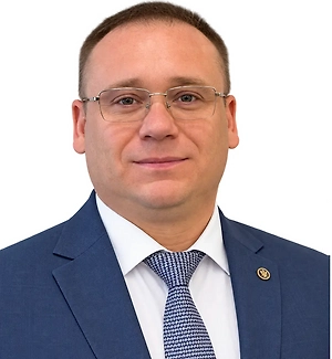 Не надо каждую булочку трогать руками и проверять её на мягкость. Тем более что наверняка там на стенде был какой-нибудь предмет, типа щипцов, которыми можно проверить мягкость хлеба, как это раньше делали в Советском Союзе — в каждом магазине была такая специальная вилочка
