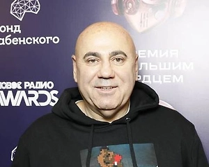 Я думаю, если он на нас откуда-то смотрит, ему было бы приятно услышать, что он был критиком в прямом и в переносном смысле. Он делал резкие заявления, не стесняясь в нюансах. Были моменты, в которых с ним даже не приходилось соглашаться, но таких людей, которые будут говорить правду, наверное, уже и не осталось.