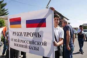 «Пашинян предал и продал народ»: В ГД заявили, что вывод российской базы погубит Армению
