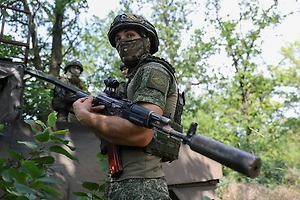 Россияне идут на фронт добровольно, а на Украине людей «вылавливают как собак», заявил Путин