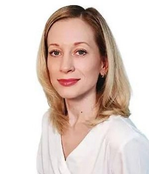Важен механизм контроля. Чтобы заметить собственную ошибку, человек должен не только знать правильный вариант, но и переключиться из режима создания текста в режим его проверки. Если внимание полностью сосредоточено на смысле и скорости, ошибки могут оставаться незамеченными.