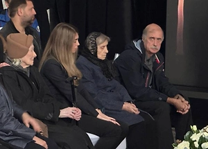 Убитую горем 90-летнюю маму Сергея Соседова сняли на церемонии прощания