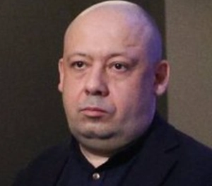 Я не вижу ничего кинематографичного. Я вижу в этом какой-то мрачный артхаусный короткометражный фильм, посвящённый трагедии отношений между русскими и украинцами, которые рано или поздно неизбежно наладятся, как всегда было в истории. Но это всё — драма. Драма о разрушении человеческих связей. То, что чуть не погибли люди, чуть не упал самолёт — всё что угодно могло быть