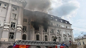 На видео сняли полыхающее здание СБУ в центре Киева после удара дрона