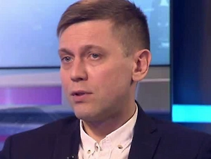 В Японии престол называют «Хризантемовый трон». Изначально это связь с божеством Солнца. Японцы же позиционируют себя потомками богини Аматерасу. Богиня Аматерасу — это у нас как раз богиня Солнца по японским поверьям, если читать «Кодзики». И как раз хризантема считается символом Солнца. Если вы посмотрите на хризантему, она чем-то похожа на солнце: такой шарик, и когда раскрывается, от него как бы идут лучи. Из-за этой похожести цветка на солнце он и был выбран в качестве герба императорского дома