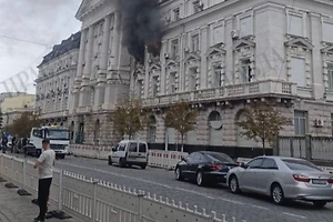 Момент удара дрона по главному зданию СБУ в Киеве попал на видео