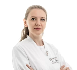 Когда человек заболевает, организм направляет основные силы на борьбу с инфекцией. Ему нужны покой, отдых и энергия для выработки антител и интерферонов. Если продолжать активно работать, тренироваться или давать себе большую умственную нагрузку, организм вынужден расходовать ресурсы не только на иммунитет, но и на поддержание привычной активности.