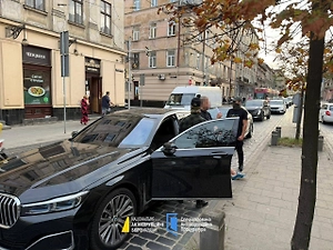 Набитый долларами сейф и авто: Появились кадры обысков в Офисе генпрокурора Украины