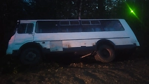 В Коми автобус съехал в кювет и опрокинулся, пострадали пять человек