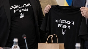 Будет, в чём выносить мусор: Уиткоффу и Кушнеру подарили футболки с фразой «Київський режим»