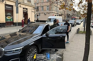 Задержанный на Украине чиновник просил сожительницу прятать дорогие подарки