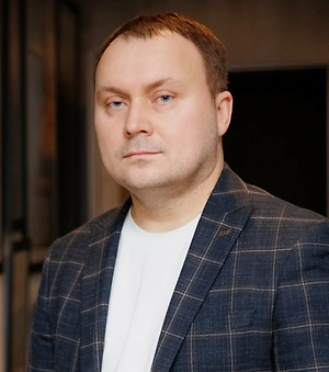 Эти все космические небесные объекты не могут никому принадлежать априори. То, что существует такая приятная коммерция, которая зарабатывает на этой истории – подарить звезду или ещё что-то, — это одно. Но для того, чтобы что-либо во Вселенной принадлежало вам, мы должны быть единственной цивилизацией, и никто больше не должен на это претендовать. Исходя из того, что мы во Вселенной не одиноки, эти объекты нам принадлежать не могут. Иначе был бы межгалактический суд. А поскольку такой инстанции у нас нет и вряд ли в ближайшее время появится, я считаю, что это всё от лукавого.