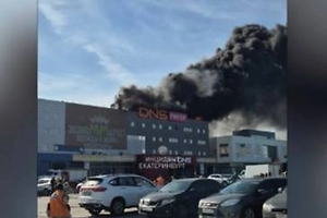 Мощный пожар разгорелся на складе DNS в Екатеринбурге