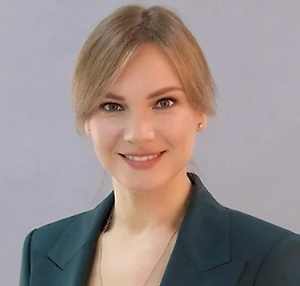 На днях сходили с дочкой в поликлинику и привились. Есть особенность: детям до 3 лет вводят половину дозы вакцины с периодичностью в 3–4 недели. В первую очередь это дети с шести месяцев, школьники и студенты, беременные женщины, люди старше 60 лет, пациенты с хроническими заболеваниями, медицинские и педагогические работники, сотрудники транспорта и коммунальной сферы.