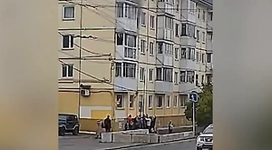 Герои без формы: В Мурманске дорожники спасли из горящей квартиры ребёнка, поймав его на одеяло