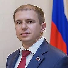 Владимир Владимирович родом из Ленинграда, из простой семьи, сын фронтовика, человека, который в блокаду Ленинграда уничтожал фашистов вдоль границ, отстаивал город. Он прошёл Великую Отечественную войну, и воспитание здесь тоже во многом сказалось, в том числе на формировании характера будущего лидера нашего государства, формировании его отношения к людям всех категорий: простых рабочих или высокопоставленных руководителей. Наш президент всегда уважителен, корректен, в том числе, по отношению к руководителям недружественных стран. Красные линии в части оскорблений он ни разу не переходил. 