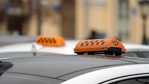 В профсоюзе рассказали, как изменятся цены на такси из-за проверки на «Госуслугах»