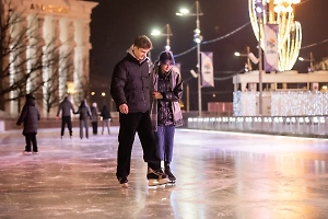Тренер по фигурному катанию дала 3 совета, как не ударить в лёд лицом во время свидания на катке