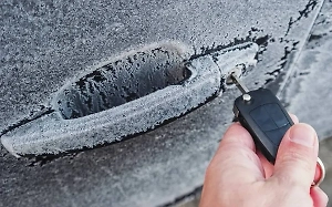 Автоэксперт рассказал, как завести машину в лютый мороз без риска