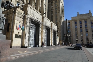 Главу британской дипмиссии встретили у МИД РФ плакатами «Лондон сеет смерть»