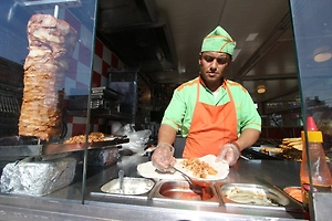 Мясо, вертел и МЧС: Сколько стоит открыть шаурмичную в России